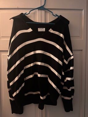 Old Navy Black & White Striped V-Neck Sweater
